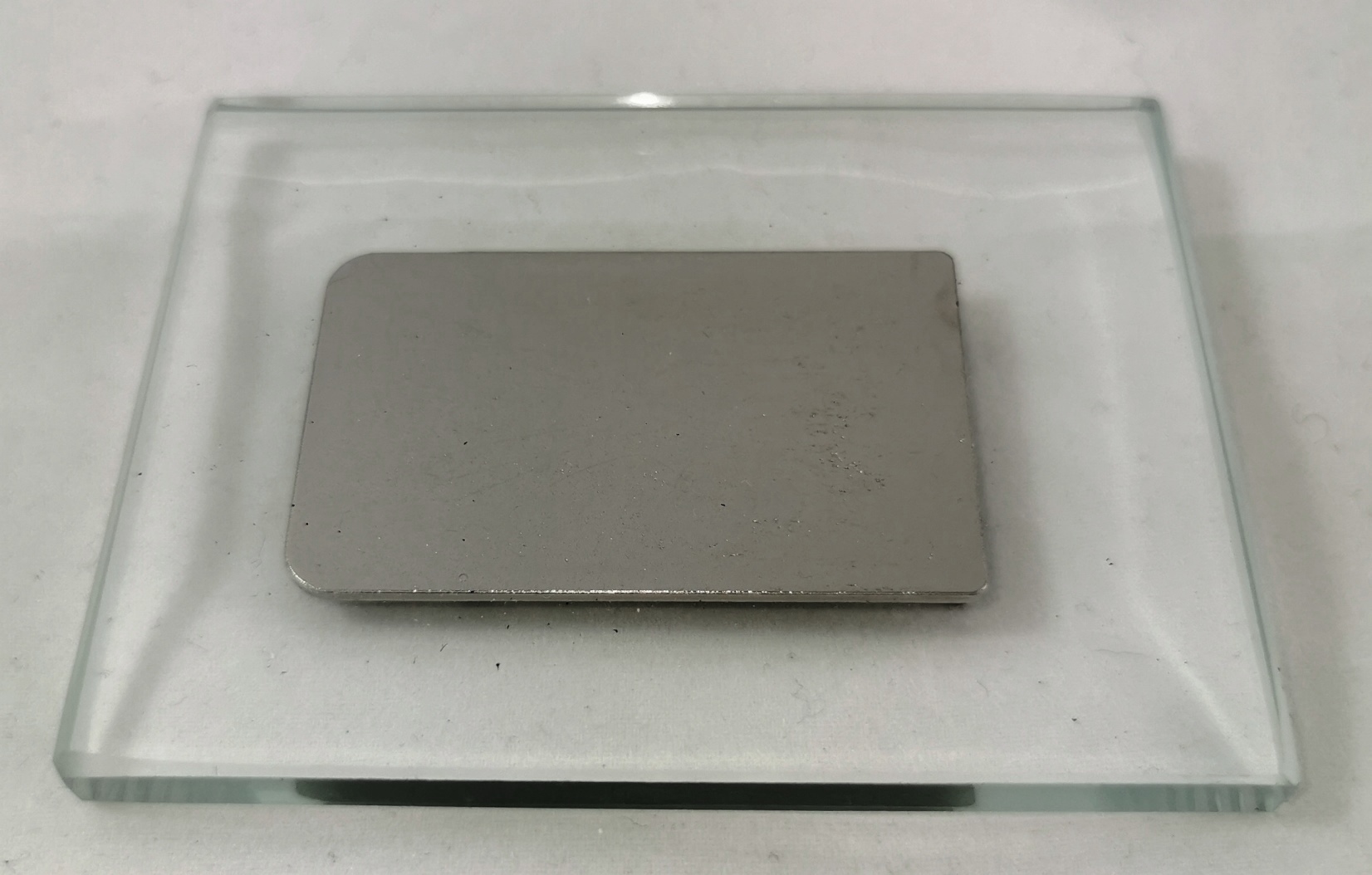 Täydellinen Tiomos Mirro -peilisaranasarja, mukaan lukien pehmeästi sulkeutuva vaimennin, kiinnityslevyt ja suojakansi, pinta: nikkelipinnoitettu, F029140325. Lasisarana lasiovelle, peiliovelle ja monelle muulle, valmistaja: GRASS - Image 2